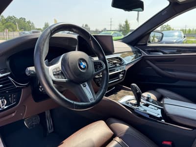 BMW Seria 5 2023 — zdjecie 10 z 23
