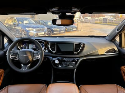Chrysler Pacifica 2022 — zdjecie 10 z 23
