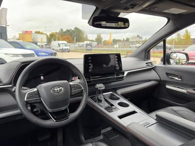 Toyota Sienna 2022 — zdjecie 10 z 22