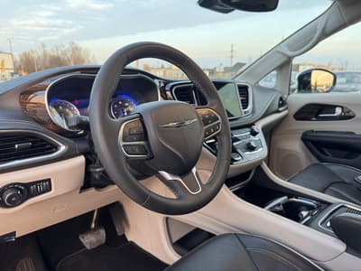 Chrysler Pacifica 2023 — zdjecie 10 z 26