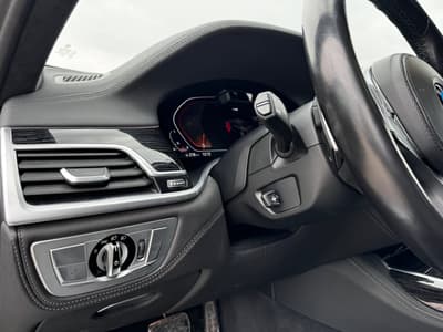 BMW Seria 7 2021 — zdjecie 10 z 24