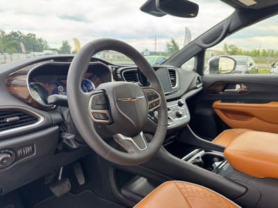 Chrysler Pacifica 2022 — zdjecie 10 z 27